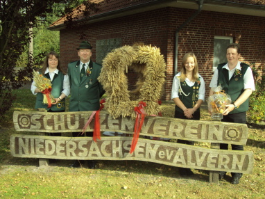 Erntemeister Jürgen mit seinem "Hofstaat"