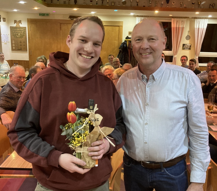 Hendrik Reinsch als Jugendleiter mit Präsent verabschiedet