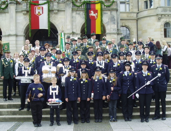 Gruppenfoto mit Musik vor dem Rathaus in Hannover