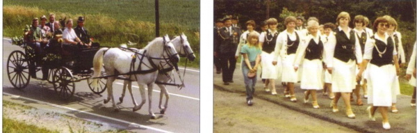 Königskutsche und Damengruppe beim Marsch