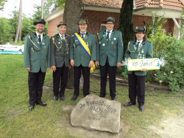 Übergabe Gedenkstein und Flagge