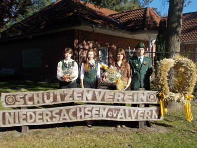 Erntemeister Matthias und sein "Hofstaat"