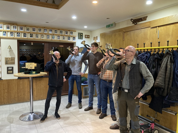 Jagdhornbläser zum Abschluss des Schießens