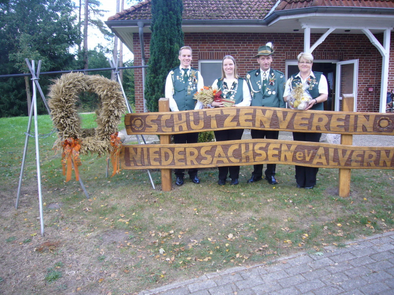 Erntemeister Uwe Jauernig mit seinem Hofstaat